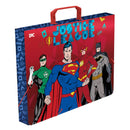 Kit Pasta Escolar Infantil Com Alça e Avental PVC Liga Da Justiça DC Comics Arte Resistente Aula